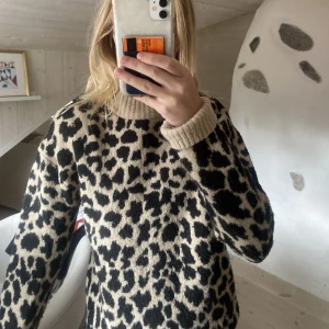 Stickad polo - Stickad polo i leopard mönster, bra skick 💗