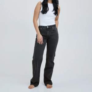 Säljer mina svarta Stright Split jeans. De är i en stright modell med en slitts på utsidan av båda benen. Super snygga!!