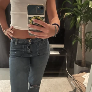 Bootcut jeans - Jättefina bootcut jeans som är lite lägre än midrise oxh fickor där fram. Skit snygga💕