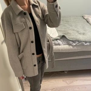 Beige dobber kappa - En skitsnygg beige kappa från dobber som inte kommer till användning då jag har en liknande! Köpt på MQ. Har inga defekter, storlek xs💕 Jätteskönt lent material och är superskön å perfekt nu till hösten!! Skriv om ni har frågor🙃