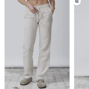 Linnebyxor beiga  - Säljer mina linnebyxor då jag köpte fel storlek. Jag är 167 och dom passar mig perfekt i längden. Köpta på Skagen clothing för 800 ordinarie pris men säljs för 400   Skriv gärna till mig innan ni köper och har ni några frågor är de bara att skriva❤️ 