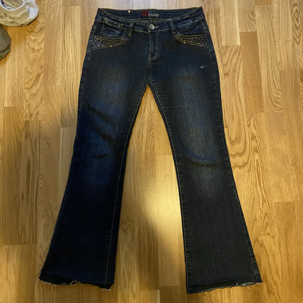 asfina lågmidjade jeans i storlek 40, har ingen måttband !!!! Jag kan mötas upp i Södertälje centrum eller frakta för 116 kr!. Jeans & Byxor.
