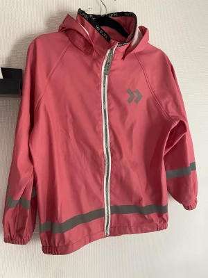Regnjacka för barn  - Rosa regnjacka i storlek 130  Pris: 30kr