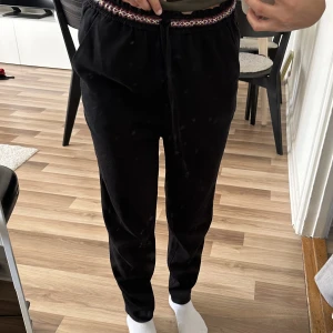 Blusbyxor - Byxor i blusmaterial från h&m strl xs, inga lappar kvar, använt men fint skick 