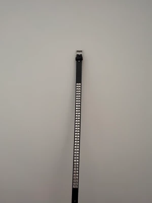 Skärp med nitar - Skärp med nitar, 65cm. Fint skick!