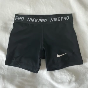 Nike Pro Shorts - Säljer dessa då de är för små för mig.  Gott skick, loggan har tagit lite stryk men inget man tänker på. Hittar ingen storlek i de men skulle gissa på att dem är i XS. Köpta för några år sedan på Stadium. Hör av dig om du har frågor eller vid intresse!!⚡️