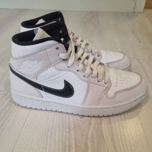 Air jordan 1 mid  - Barely rose i strl 38,5. Sparsamt använda så väldigt bra skick! Nypris 2500💗