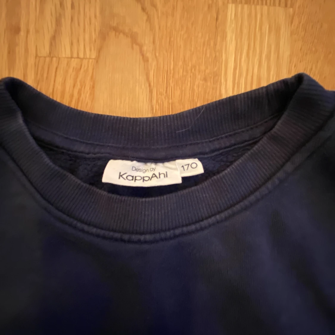 Mörkblå tröja  - 90