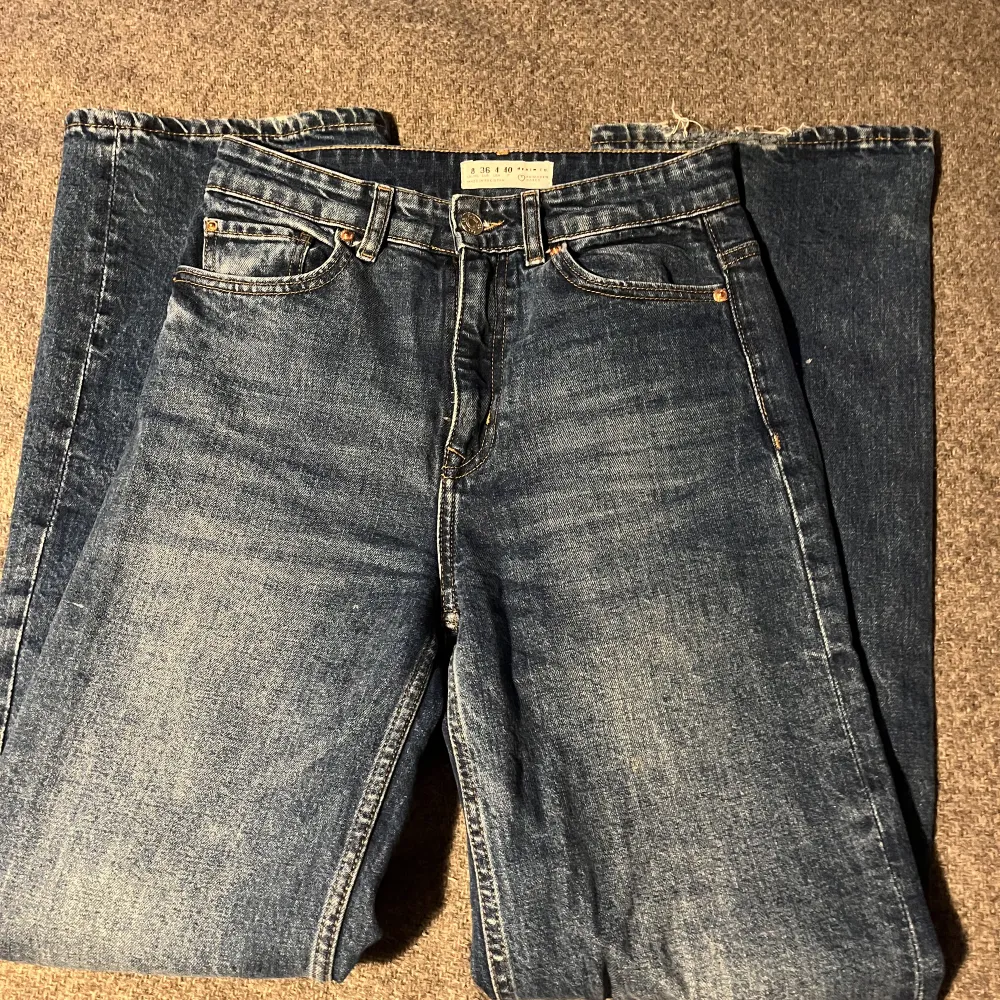 Superfina vida jeans som jag köpte från Primark. Materialet är i 100% bomull och sitter som en smäck! Jeansen är ganska långa i modellen och passar mellan 164-174cm. Säljer den för att det inte är min stil längre. Köptes för 289kr och säljer för 90kr❤️. Jeans & Byxor.