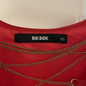 Röd Klänning - Storlek: XS välanvänd men fortfarande bra skick, köparen står för frakten  