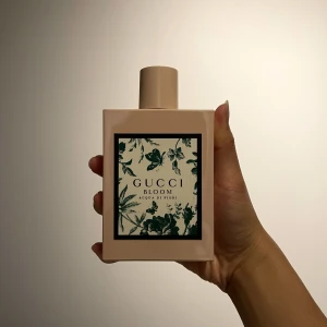 Gucci Bloom - Gucci Bloom aqua di fiori 100ml Inköpt på nordic feel för 2år sedan, tre fjärdedelar kvar av parfymen. Säljer då jag tröttnat på doften. Nypris 1200kr