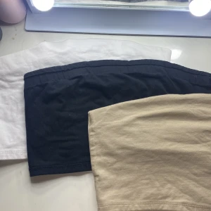 3-pack tubetops från lager 157 - Säljer 3 stycken tubetops i ett pack. Från lager 157 i strl M. Inga tecken på användning!💞 Säljer då de är för stora för mig.