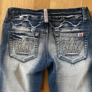 Y2k jeans - Säljer dessa as snygga och coola lågmidjade bootcut jeansen. Det står “catch me” på jeansen men liknar crazy age och Viktoria Beckham jeans mycket. Jag är ca 163 cm lång. Betalar endast med Swish. Köparen står för frakten. Midjemått: 70cm, innerben: 82cm💗