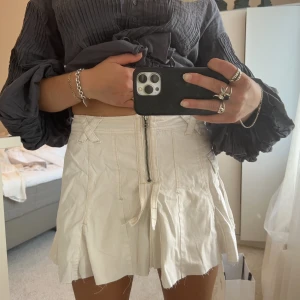 Kjol - Så himla cool kjol som jag klippt kortare från en långkjol, passar storlek s/36!! 