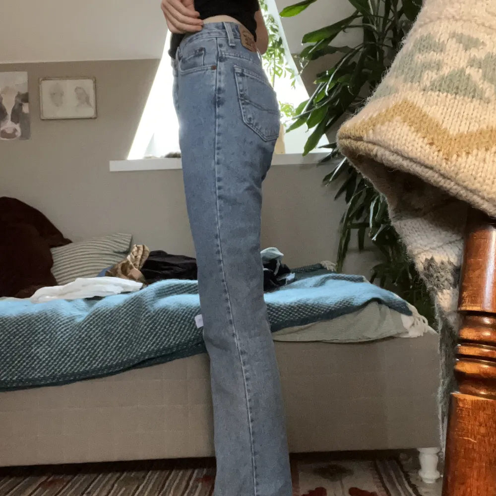 Ett par nya Rifle bootcut jeans från 90-talet! Jag har tvättat dom och det är därför lappen är borttagen men jag skickar gärna bild på den🙃. Jeans & Byxor.