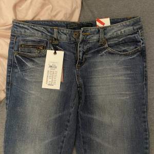 Skit snygga jeans från only med båda prislapparna kvar! 💝Obs! Köpta second hand, så dem doftar rök och tyvärr kan jag ej tvätta dom eftersom alla prislappar är kvar 💗