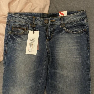 ONLY lågmidjade jeans - Skit snygga jeans från only med båda prislapparna kvar! 💝Obs! Köpta second hand, så dem doftar rök och tyvärr kan jag ej tvätta dom eftersom alla prislappar är kvar 💗