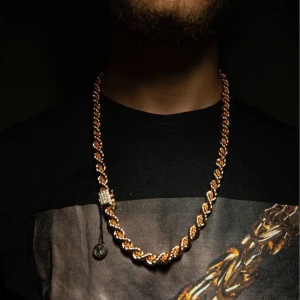 Kejsar guld kedja Cornell 10M 65 lång  - köpte den för nån månad sen den som köper får med kejsar påsen  ny pris 2900 mitt pris 1700