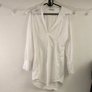 Skjort klänning  - Skjort klänning med figursydd tightare midja. 🤍