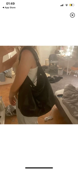 Rymlig skolväska - Jättefin skinnväska, säljer pga kommer inte till användning.  Köp direkt för 450💞