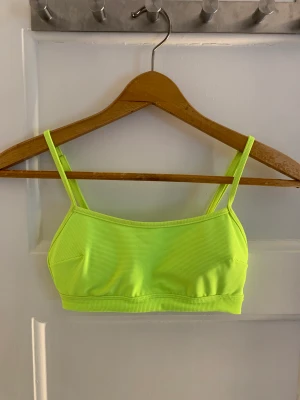 Neon grön/gul bikinitopp - Säljer denna bikinitopp då den inte kommer till användning. Fint skick och endast använd ett fåtal gånger. 
