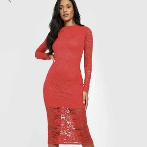 Lång röd spetsklänning - Ännu en partyklänning som är köpt som ej passar mig. Detta är storlek S men sitter som XS. Aldrig använt, endast för att testa. Hör av dig vid intresse 🥰