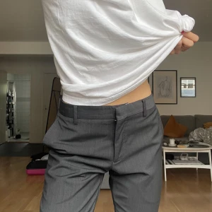 Kostymbyxor - Så snygga kostymbyxor som är långa! Passar mig som är 177. Lågmidjade och sitter så snyggt runt höfterna, knappt använda. 