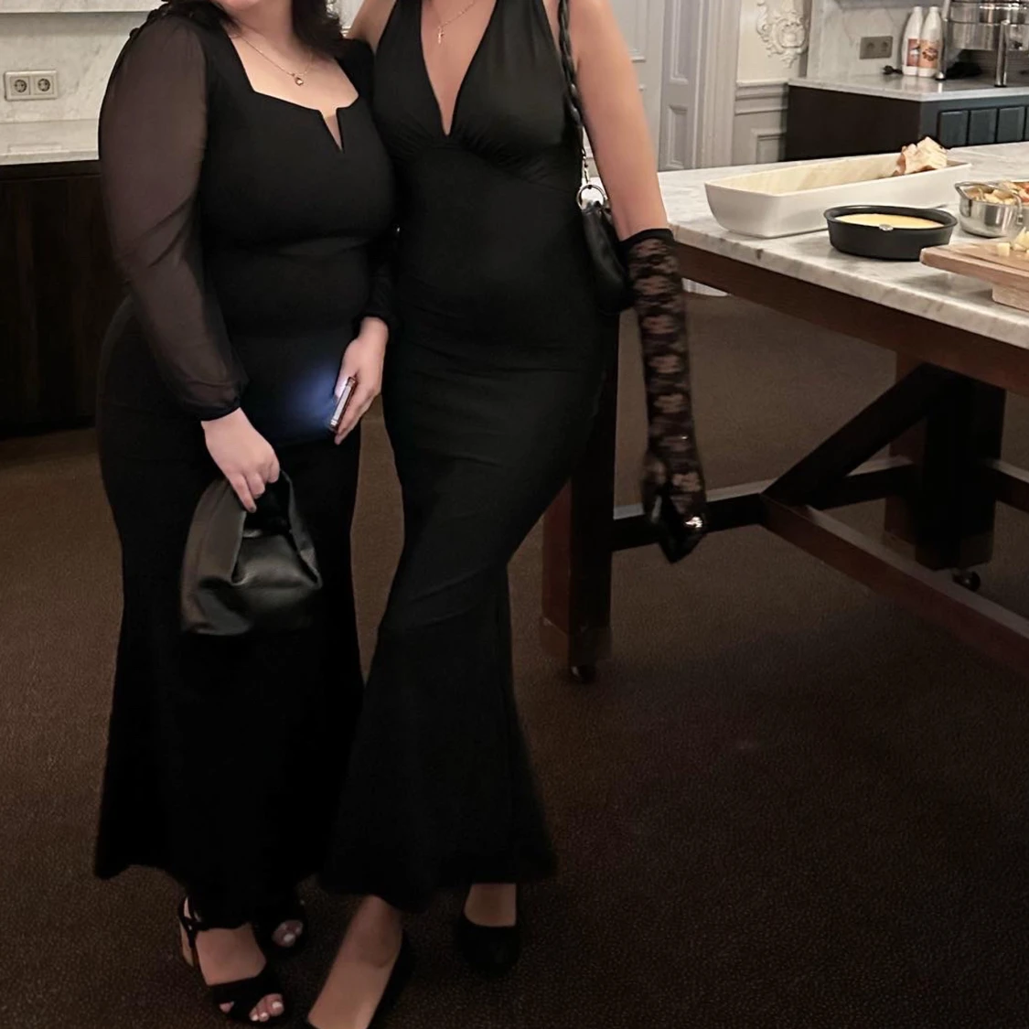 Rygglös svart klänning  - 91