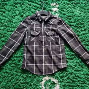 Superdry flanellskjorta - Skitsnygg superdry flanellskjorta. Använd en del men i bra skick. Pärlknappar som funkar bra.