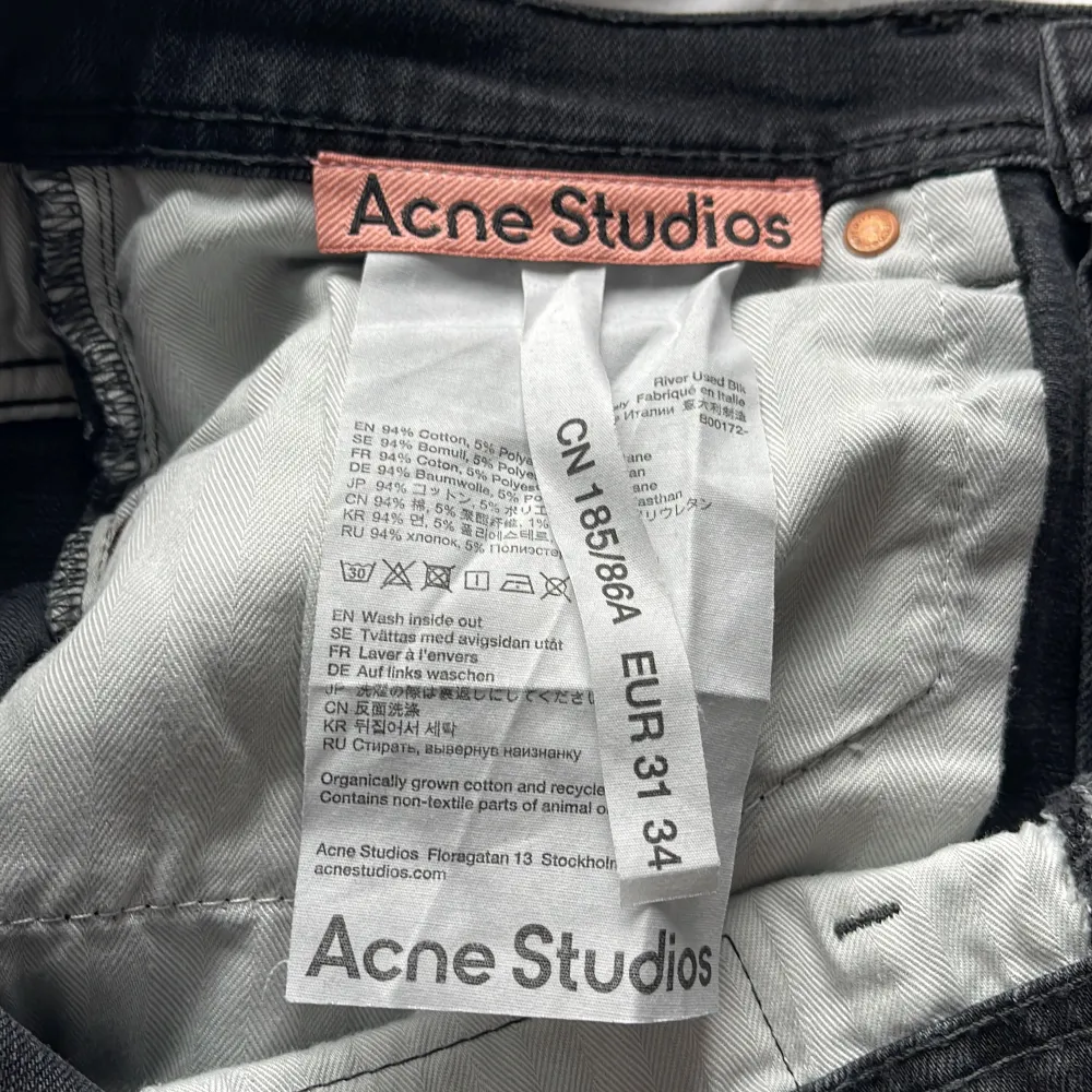 Ett par trendiga acne studios jeans. Säljes på grund av att de inte passar mig, nypris 2800kr. Jeans & Byxor.