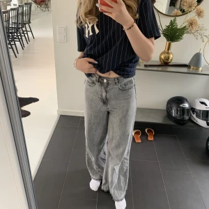 Gråa jeans - Sjukt snygga wide-leg gråa jeans. Passar till det mesta och de är väldigt bekväma! Säljer för att de är lite för små för mig. 💙