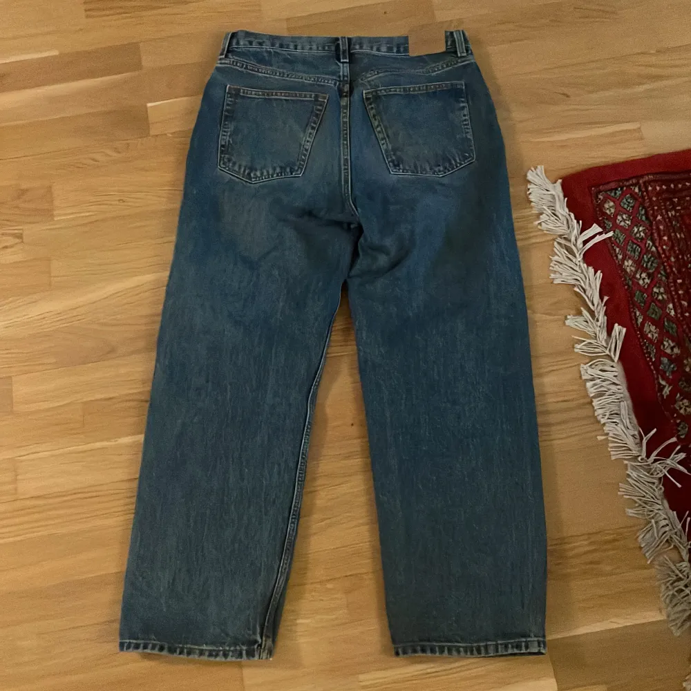 Ett par galaxy jeans från weekday. Köptes för 600 kr, säljes för 200 kr då dem inte alls är använda mycket. . Jeans & Byxor.