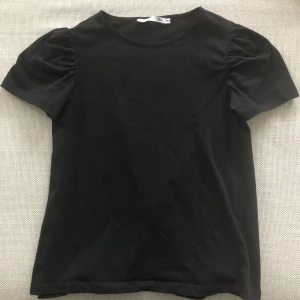 Volang topp - Tshirt med volang från lager 157. Fint skick! Storlek 150 (barnstorlek) men passar mig som har xxs/xs! Köparen står för frakt💘