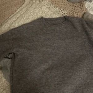 Stickad tröja  - Stickad grå tröja från na-kd. 