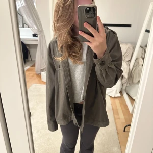 Grön jacka - Snygg grön jacka i fint skick, endast använd få gånger. Den är oversized i looken 💕