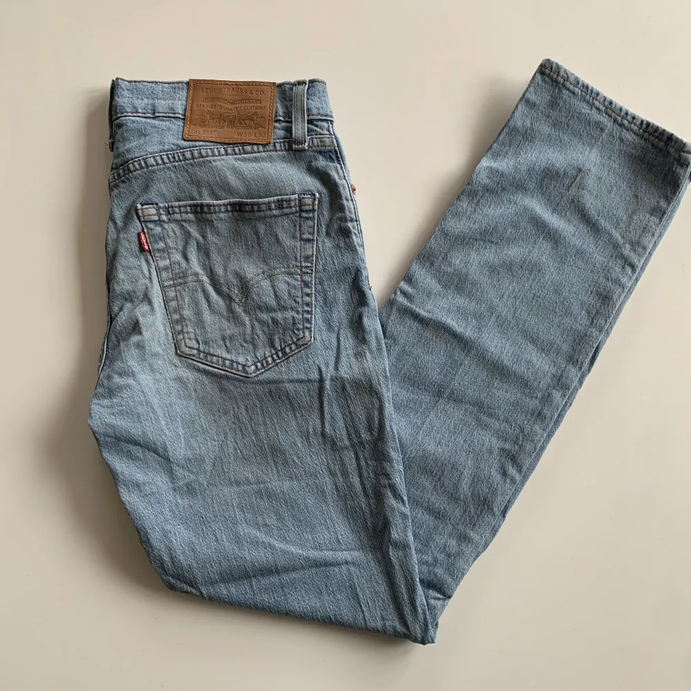 Levi’s jeans i storlek W30 L32 Hyfsat liten fläck längst ner på ena benet som inte syns så mycket. Annars i väldigt bra skick. Jeans & Byxor.