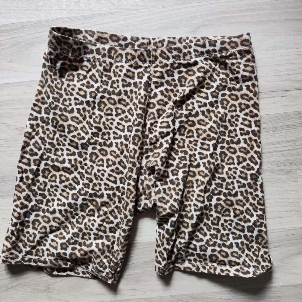 Leopard tights i storlek M . Jeans & Byxor.