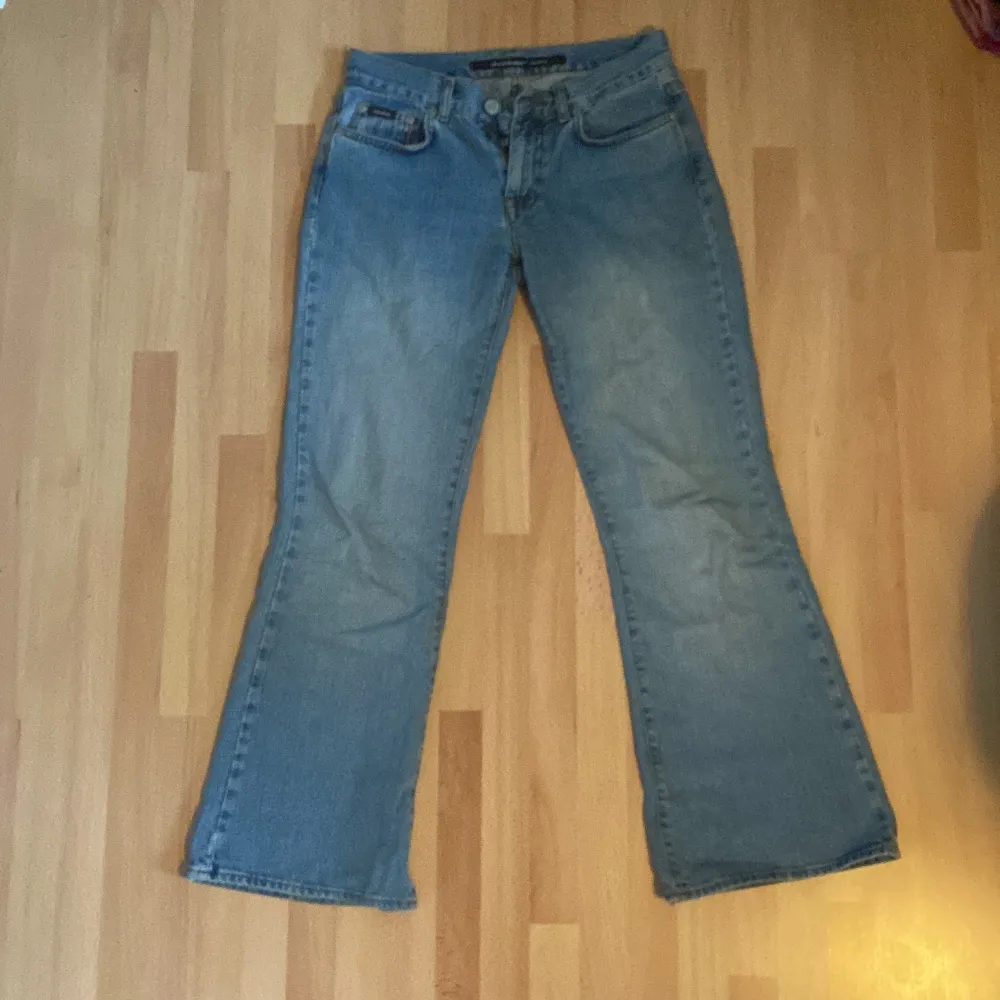 Säljer mina favvo jeans från dobber som är flitigt använda men som inte har några större defekter! Jeansen har ganska stort flare och är lågmidjade. Pris kan diskuteras vid snabb affär❤️fler bilder kan fixas!. Jeans & Byxor.