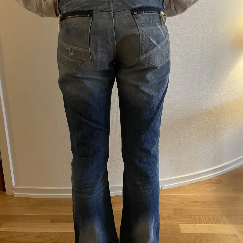 Jättefina lågmidjade jeans med så coola fickor! 💕står ingen direkt storlek men skulle säga att den passar S-M . Jeans & Byxor.