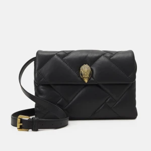 Svarta väska Kurt geiger  - Säljer min favorit väska från Kurt Geiger som är i fint skick. Den är slutsålda och nypris är 2145 :-. Den är ca 1,5 år gammal🥰