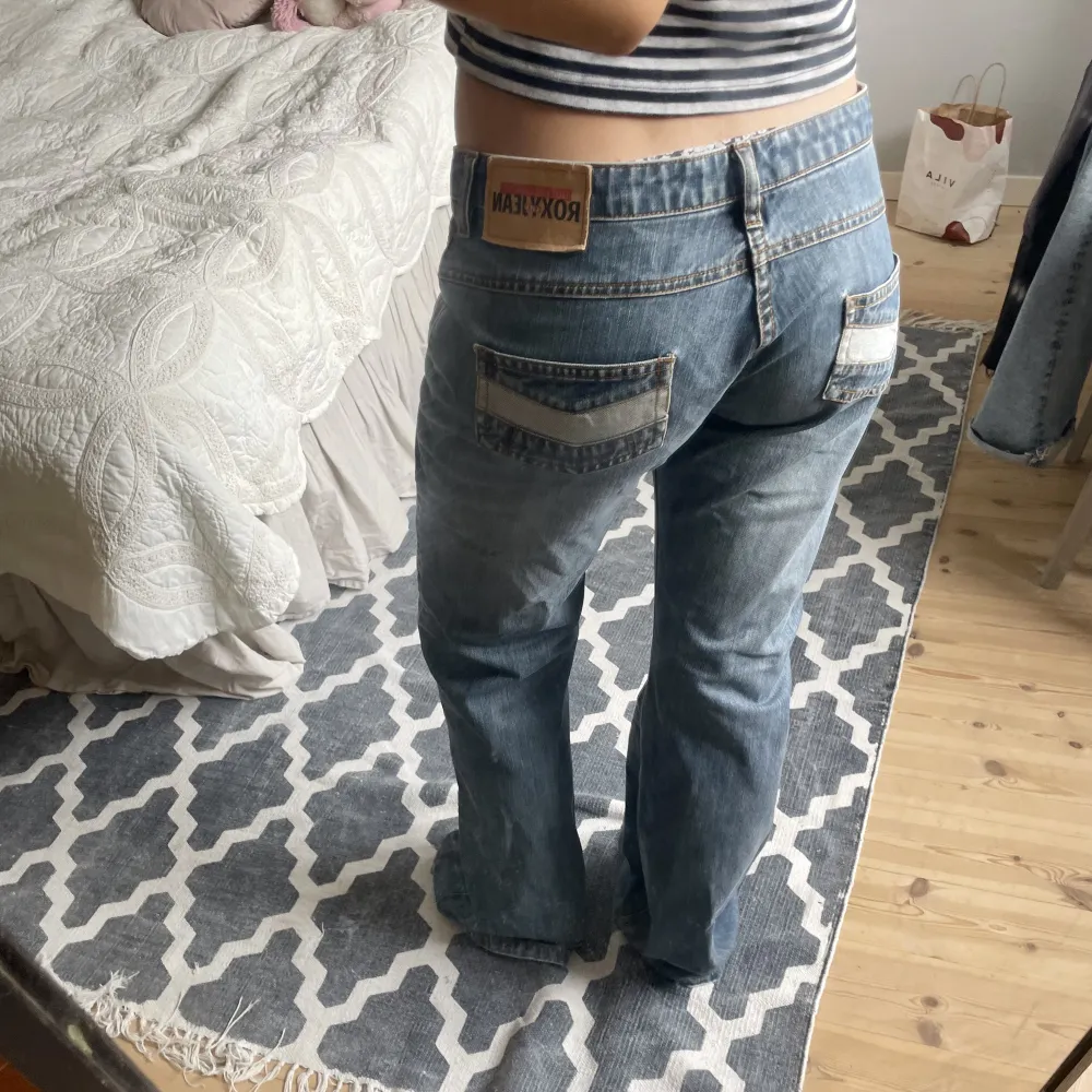 Assnygga lågmidjade vintage jeans från roxy jeans. Innerbens längden är 82 cm! Midjemåttet är 42 cm rakt över! Möts i Stockholm ❤️‍🔥❤️‍🔥. Jeans & Byxor.