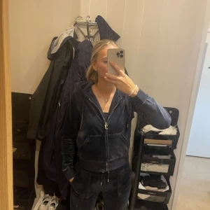 Juicy couture set - Säljer mitt mörkblåa juicy couture det då den inte längre kommer till användning. Den är i fint skick och bara använd några få gånger hemma. Båda delarna är i storlek S. Pris kan diskuteras vid snabb affär då jag vill få det sålt🩷🩷