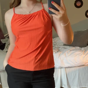 Linne - Väldigt fint linne i snygg orange färg från Gina Tricot med snygg snörning i ryggen🥰 i storlek S 