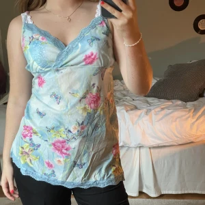 Linne - Jättesnyggt vintage linne med fina detaljer på från Brooker i storlek 42/44🥰 supersnygg men kommer tyvärr inte till användning längre