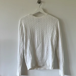 Kabelstickad tröja  - Väldigt fin vit tröja från crocker som inte kommer till användning❤️