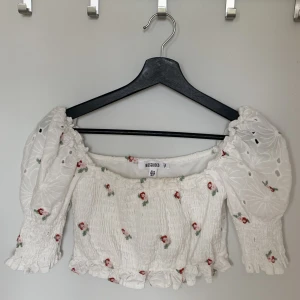 Söt topp mer blommor - Söt liten topp från missguided 