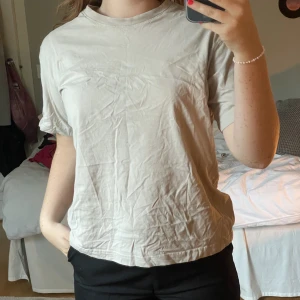 T-shirt - Så snygg och användbar beige t-shirt från HM i storlek S🥰 kommer tyvärr inte till användning längre men den passar till allt!