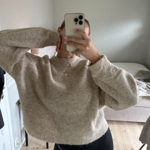 Beige stickad tröja  - Från H&M premium kollektion. Tröjan innehåller ull vilket gör att den INTE nopprar sig. Den är lika fin som när jag köpte den. 
