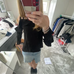Jeanskjol - super fin jeans kjol! Säljer pågrund av att jag ej använder den lika mycket! Lite högmidjad och ”normal” lång!❤️fri frakt!