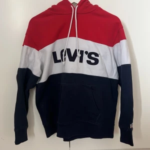 Levis hoodie - Nyskick, bara hängt i garderoben och tagit plats. Frakt tillkommer 